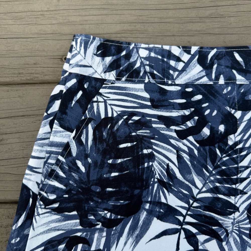 NWOT Spanx On-the-Go Tropical Print Shorts “4 in Navy Blue White size L - Picture 3 of 11